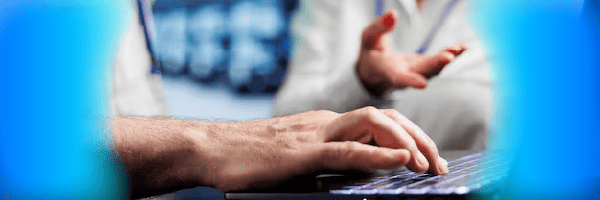 Equipo latino de soporte tecnológico brindando atención personalizada y soluciones digitales en tiempo real